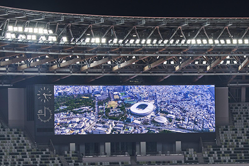 Foto: Sistemas de pantalla gigante  y Equipos de iluminación en las gradas